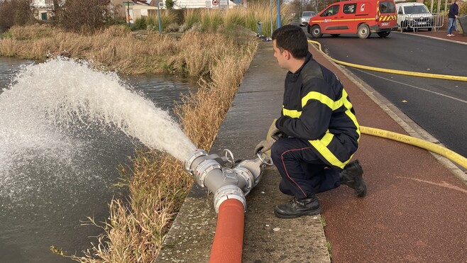 Les pompiers d'Ardres se dotent de 2 pompes grande puissance anti-inondations et incendies. 