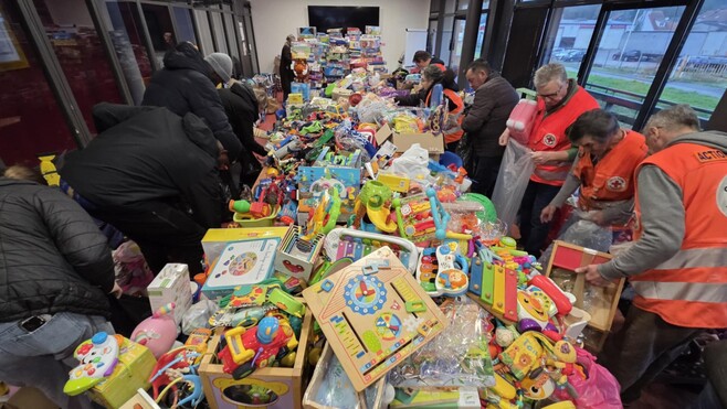 Après la collecte, Marinéo a remis les jouets du bus de Noël aux associations caritatives du Boulonnais