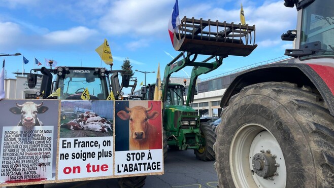 Boulogne: au moins 70 tracteurs et 150 agriculteurs manifestent devant la CAB, rejoints par les pêcheurs