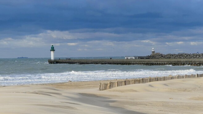 Calais : un homme secourue par des surfeurs après une noyade sur la plage