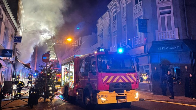 À Wimereux, d’impressionnantes flammes lors de l’incendie de la chocolaterie Beussent, rue Carnot.