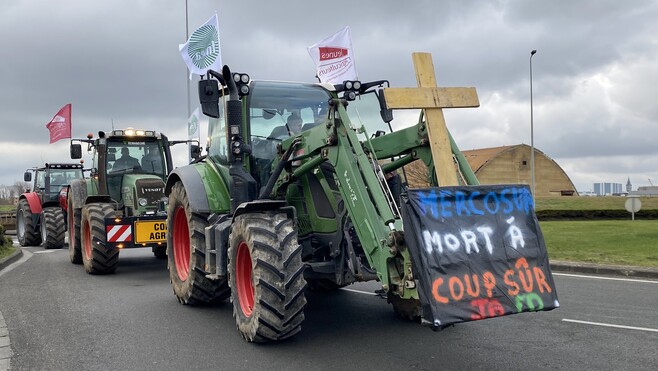 À l’appel de la FDSEA et des Jeunes Agriculteurs, les accès au port de Calais bloqués jusqu'à 13h ce lundi. 