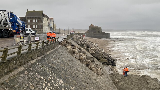 À Ambleteuse, la brèche sur le perré colmatée en urgence avec des rochers…