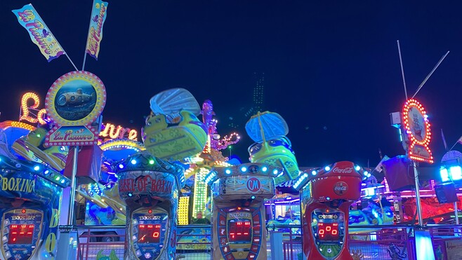 À Calais, une soixantaine d’attractions sont à découvrir sur la place de l’Hôtel de Ville.