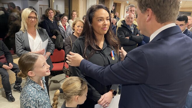 Audresselles : une rare médaille du courage et du dévouement décernée à Victoria Noël pour avoir sauvé trois enfants de la noyade.