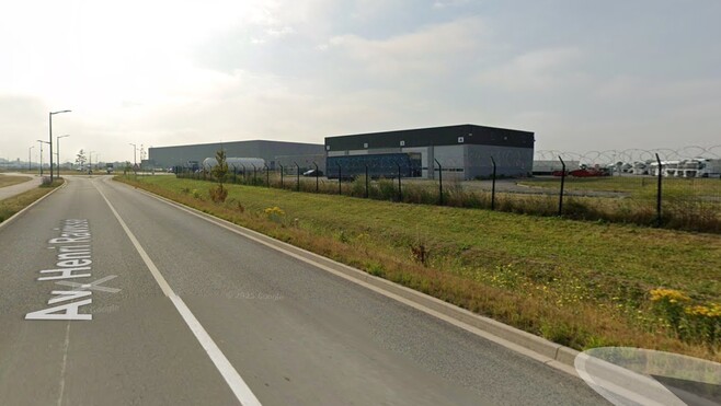 À Marck, un migrant meurt écrasé après une chute d’un poids lourd.