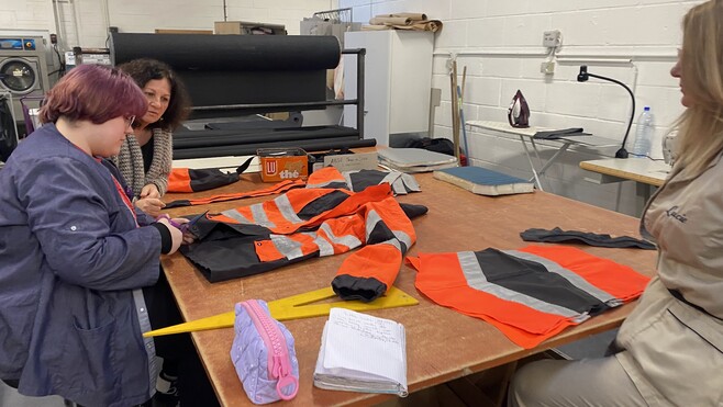 Calais : les parkas du Tunnel sous la Manche transformées en sacs à dos à l’Atelier du Détroit.