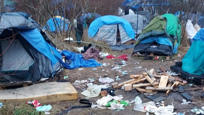 Évacuation du campement du Virval à Calais : près de 200 migrants pris en charge ce matin