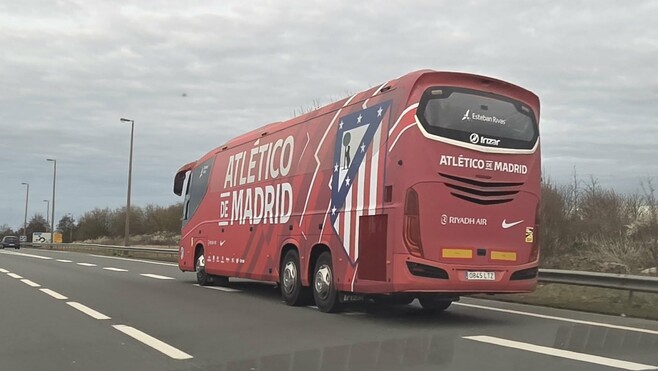 Le bus de l’Atlético de Madrid aperçu sur l’A16 entre Boulogne et Calais