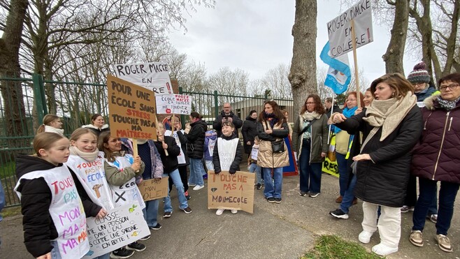 200 personnes, dont 40 écoliers, ont défilé à Calais contre les fermetures de classes.