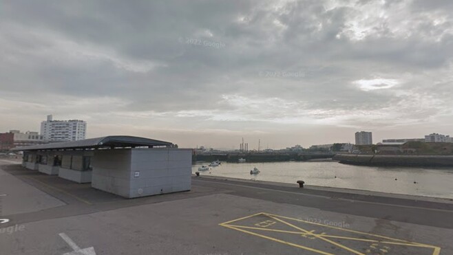 Calais : un homme de 60 ans meurt après une chute dans l’eau au quai de La Colonne. 