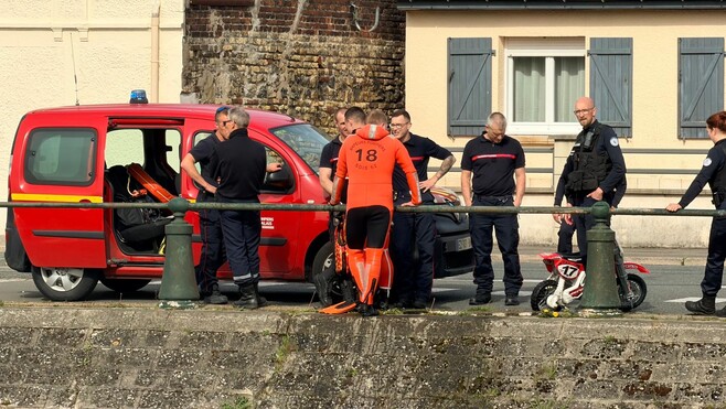 Calais : des pompiers remontent du canal une petite moto d’enfant…