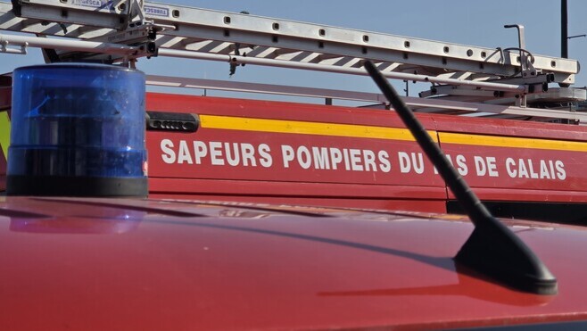 Zoteux : spectaculaire incendie de toiture en pleine soirée, trois occupants sortis à temps