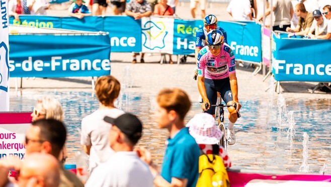 4 Jours de Dunkerque : Tesfatsion triomphe à Cassel, Laurence Pithie en rose. Dunkerque se prépare pour le grand final.