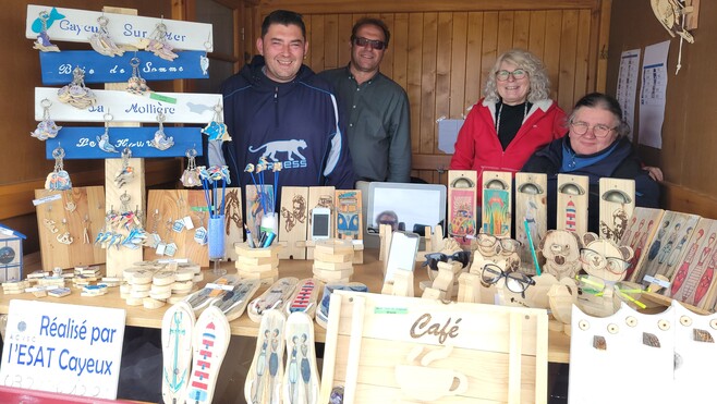 L’ESAT de Cayeux vend ses créations de bois au Phare du Hourdel !
