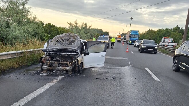 Offekerque : une voiture en feu sur l'A16, le conducteur s'en sort indemne