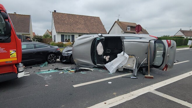 Un véhicule finit sur le flanc à Conchil-le-Temple : la victime dégagée, la route barrée