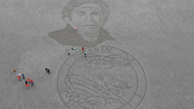 Fort-Mahon : les sauveteurs de la SNSM dessinent le portrait de Charlie Dalin sur la plage