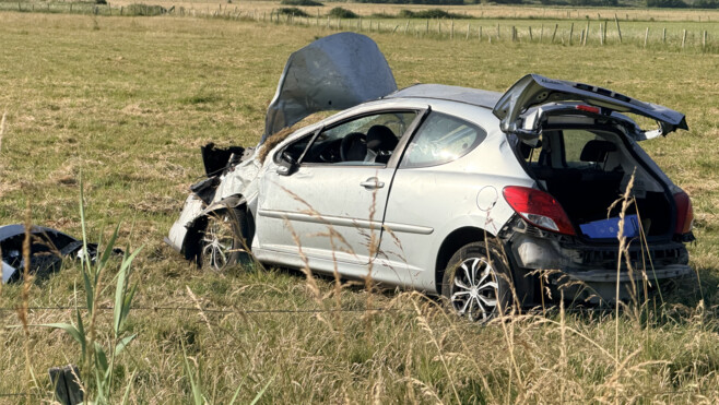 Sangatte : une voiture finit sa course dans un champ, deux jeunes de 19 ans blessés