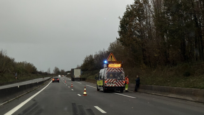 A16 : cinq blessés légers après un tête-à-queue sous la pluie, jusqu'à 3 km de bouchons