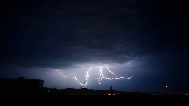 Orages dans le Pas-de-Calais : plusieurs impacts de foudre, aucune victime