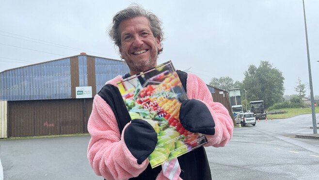 Le maire d’Hesdin-la-Forêt relève son défi et descend la Canche déguisé en… cochon rose !