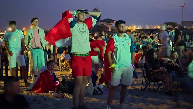 Boulogne : devant l'écran géant sur la plage, des supporters 