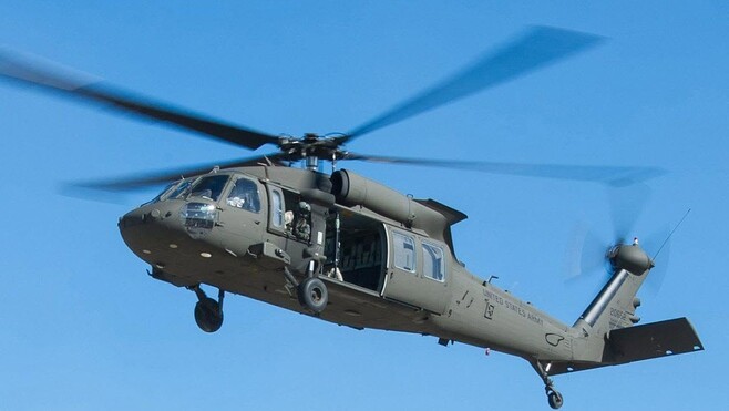 Deux hélicoptères de l'US Army en escale à l'aéroport de Grand Calais