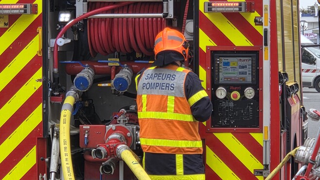 A16 : un feu de broussailles au bord de l’autoroute à Saint-Georges-sur-l’Aa, de nombreuses voitures à l’arrêt