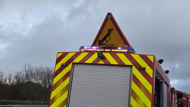 A16 : une voiture se retrouve sur le flanc à l’entrée d’une aire de repos, une femme blessée