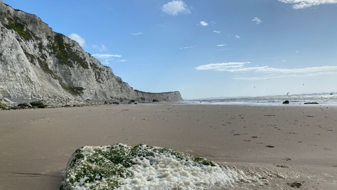 Cap Blanc-Nez : quatre personnes et un chien piégés au pied des falaises par la marée