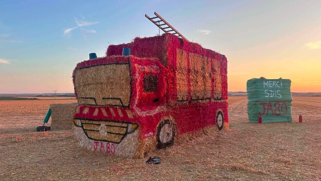 Dans la Somme, les Jeunes Agriculteurs rivalisent de créativité avec des structures en paille
