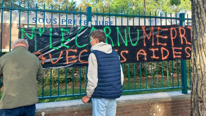 Calais : devant la sous-préfecture, les agriculteurs dénoncent des aides insuffisantes face à la sécheresse