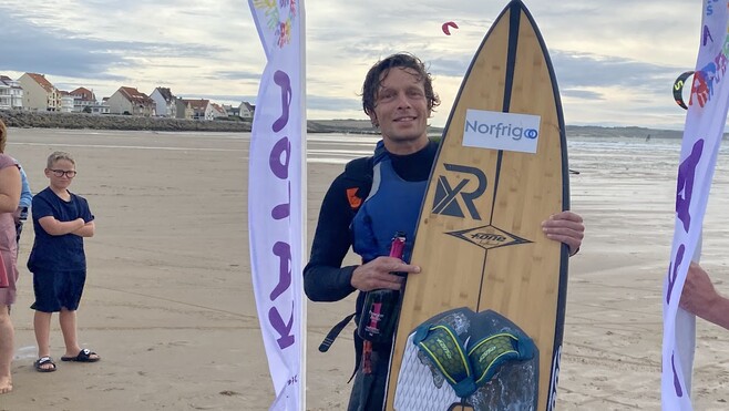 James Coudoux a réussi à relier Étretat à Wissant en kitesurf lundi, au profit de l’association Kat 6 France.