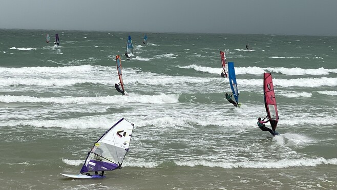 À Wissant, du vent et des vagues, les windsurfeurs n’attendaient que ça pour lancer la compétition !
