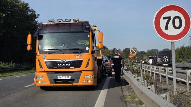 Saint-Martin-Boulogne : une voiture percute un engin de chantier sur la RN42