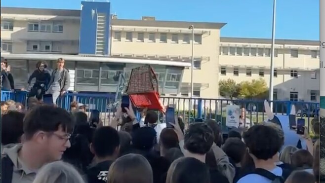 À Calais, des heurts éclatent entre lycéens et policiers devant le lycée Berthelot...