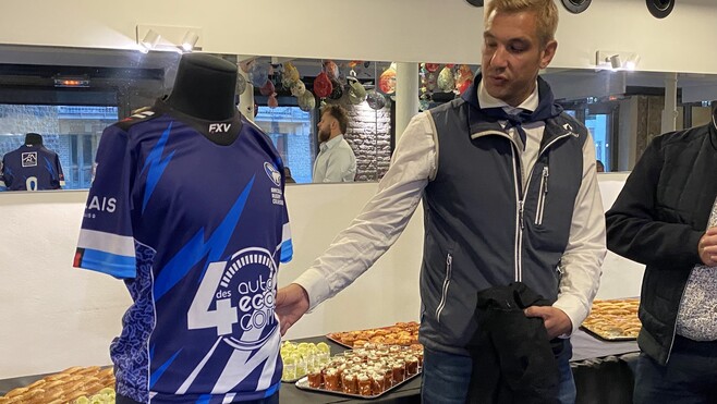 Une première à Calais : les rugbymen portent de la dentelle sur leurs maillots !
