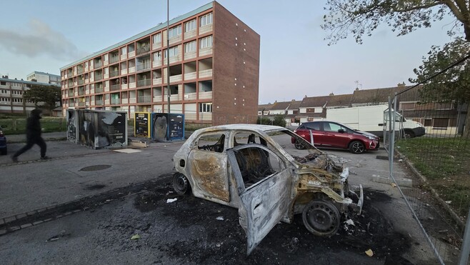 Boulogne-sur-Mer : une voiture entièrement détruite par les flammes dans le quartier du Chemin Vert