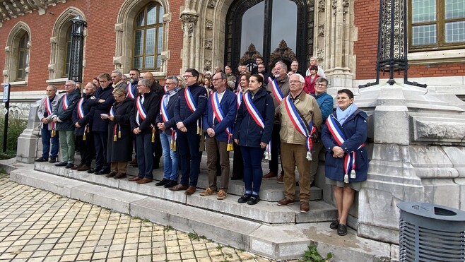 Des centaines de citoyens et d'élus élus unis, lundi midi devant nos mairies, contre les violences du 17 octobre !