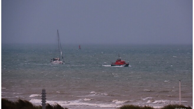 Cap Gris-Nez : la SNSM de Calais intervient auprès d’un voilier en difficulté sous la tempête Austen.