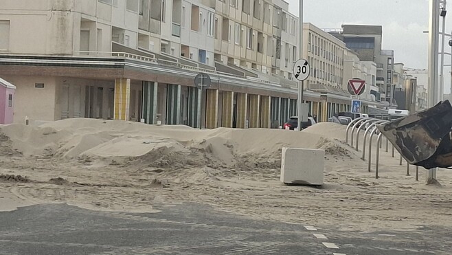 Tempête Austen: du sable sur la digue de Berck, des services municipaux à l'oeuvre dans les communes... 