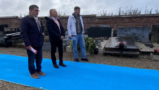 Pour la Toussaint, le cimetière de Sangatte s'est équipé d’un tapis pour les personnes à mobilité réduite