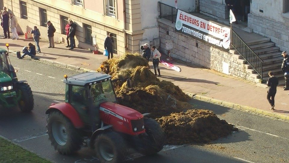 manif des agriculteurs mardi à Boulogne : Les dégâts coûtent au moins 20 000 euros, le député maire va envoyer la facture aux organisations syndicales. 