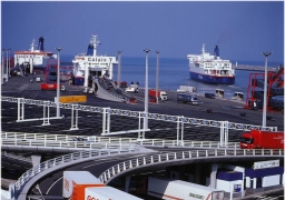 Trois semaines après le démantèlement de la jungle le port de Calais revit