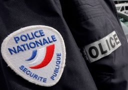 Calais: un homme suspend un bébé par la fenêtre