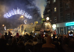 Marée humaine pour la grande parade de Noël à Calais