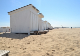 Le nombre de chalets sur la plage de Calais va devoir être réduit.