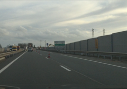 Calais: le mur anti intrusion est terminé.