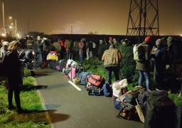 Discrètement, les migrants sont de retour à Calais.